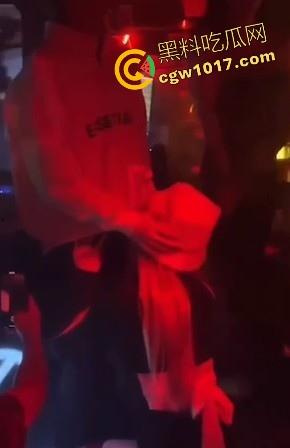 湖南长沙骑士酒吧又玩出新高度，女DJ现场给富二代口交，暴力深喉输出，还当众后入，卧槽玩这么刺激的吗！！