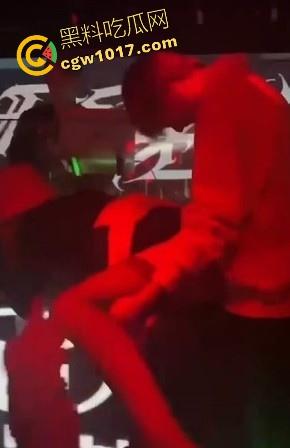 湖南长沙骑士酒吧又玩出新高度，女DJ现场给富二代口交，暴力深喉输出，还当众后入，卧槽玩这么刺激的吗！！