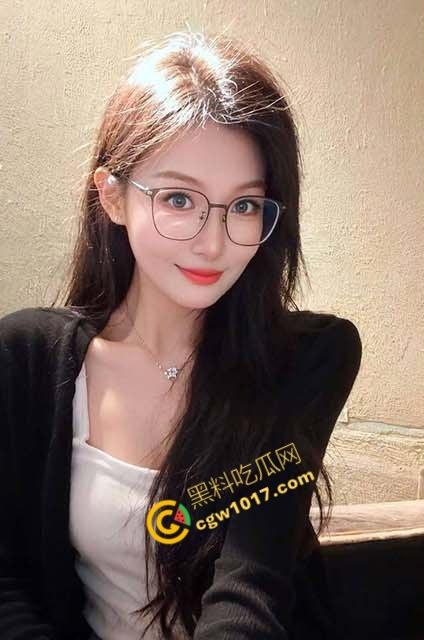 嫂子性感新衣迷人，白丝勾魂一夜癫狂，门开欲望乱飞射，极致快感让两人都难以自持