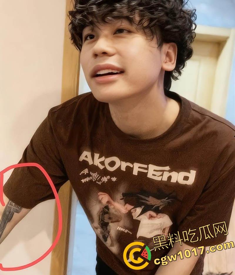 昔日抖音第一枪【厄卡伦】重出江湖，回归第一炮还是给了老情人，高颜值反差人妻，全程露脸舔掉骑乘，骚到飞起！