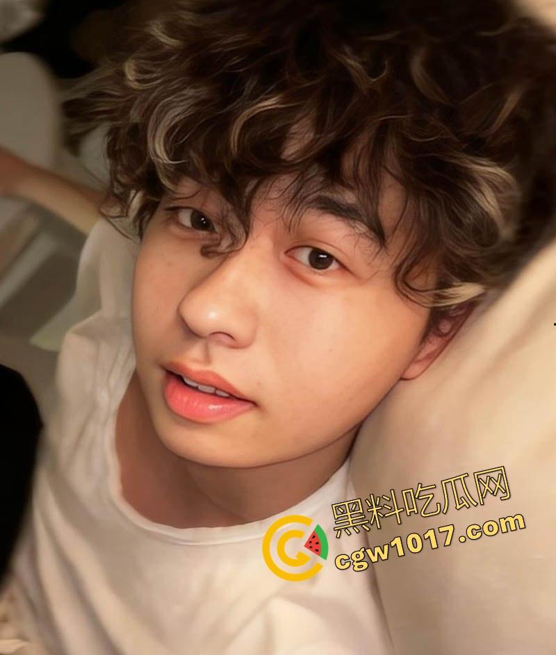 昔日抖音第一枪【厄卡伦】重出江湖，回归第一炮还是给了老情人，高颜值反差人妻，全程露脸舔掉骑乘，骚到飞起！