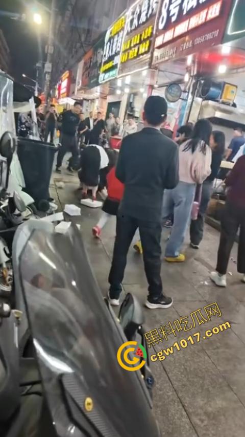 热闹龙港夜市：原配大战小三，血雨腥风惊百客围观！温州最疯狂烧烤摊街头对决，拳风猛烈，头发乱飞，争风吃醋，看个痛快！