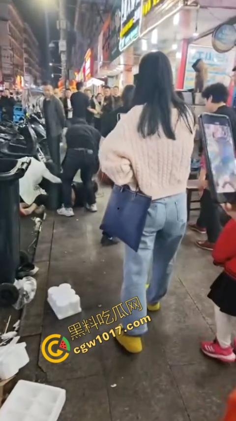 热闹龙港夜市：原配大战小三，血雨腥风惊百客围观！温州最疯狂烧烤摊街头对决，拳风猛烈，头发乱飞，争风吃醋，看个痛快！