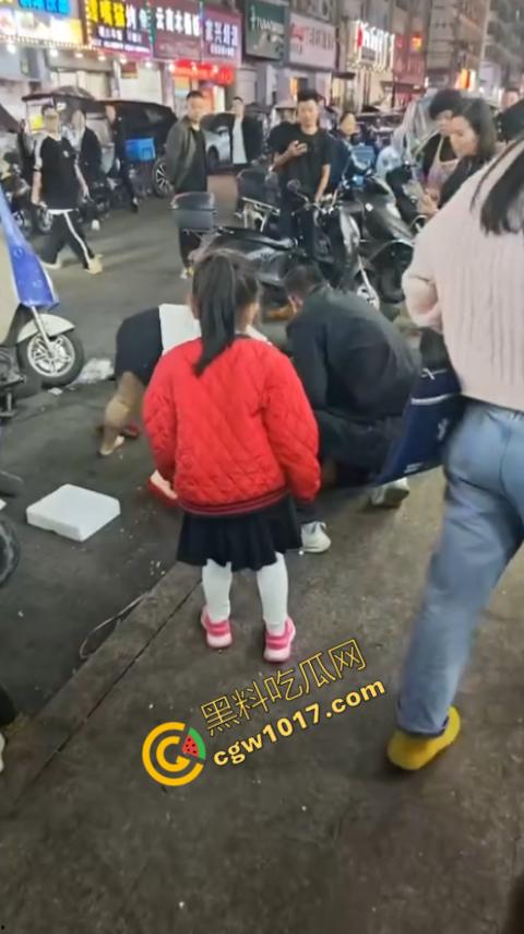 热闹龙港夜市：原配大战小三，血雨腥风惊百客围观！温州最疯狂烧烤摊街头对决，拳风猛烈，头发乱飞，争风吃醋，看个痛快！