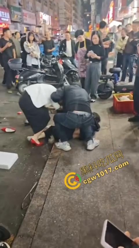 热闹龙港夜市：原配大战小三，血雨腥风惊百客围观！温州最疯狂烧烤摊街头对决，拳风猛烈，头发乱飞，争风吃醋，看个痛快！