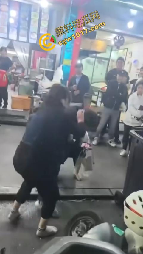 热闹龙港夜市：原配大战小三，血雨腥风惊百客围观！温州最疯狂烧烤摊街头对决，拳风猛烈，头发乱飞，争风吃醋，看个痛快！