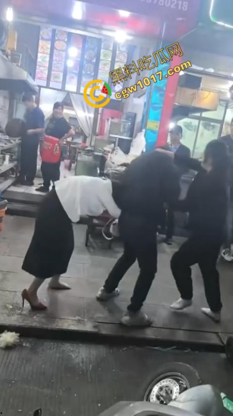 热闹龙港夜市：原配大战小三，血雨腥风惊百客围观！温州最疯狂烧烤摊街头对决，拳风猛烈，头发乱飞，争风吃醋，看个痛快！