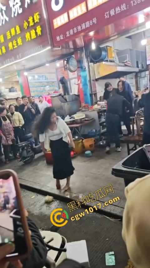 热闹龙港夜市：原配大战小三，血雨腥风惊百客围观！温州最疯狂烧烤摊街头对决，拳风猛烈，头发乱飞，争风吃醋，看个痛快！