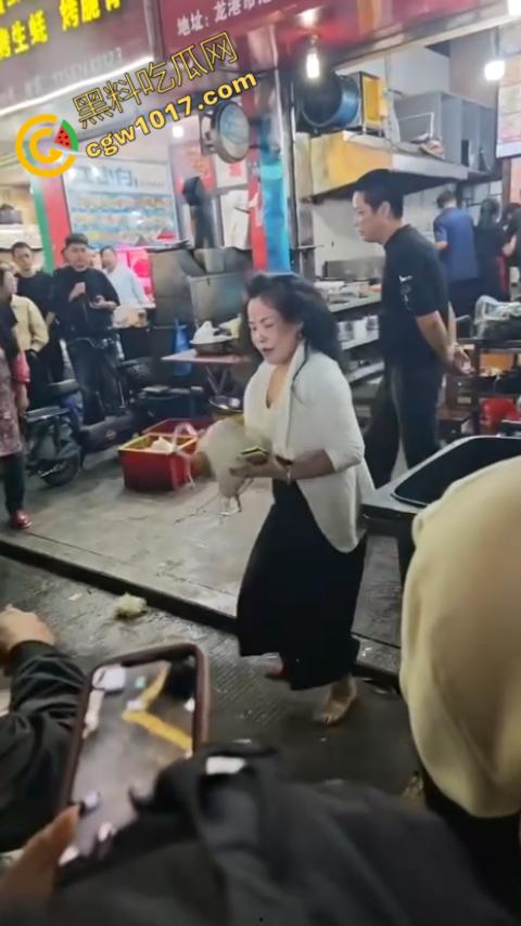 热闹龙港夜市：原配大战小三，血雨腥风惊百客围观！温州最疯狂烧烤摊街头对决，拳风猛烈，头发乱飞，争风吃醋，看个痛快！