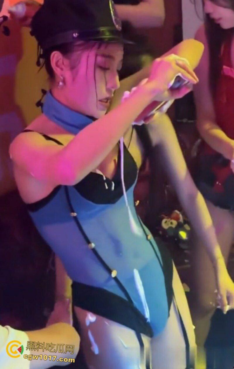 开单狗推酒吧狂爆金币,极品身材性感美女香槟湿身热舞,黑丝翘臀性感诱人,尺度炸裂到极致!