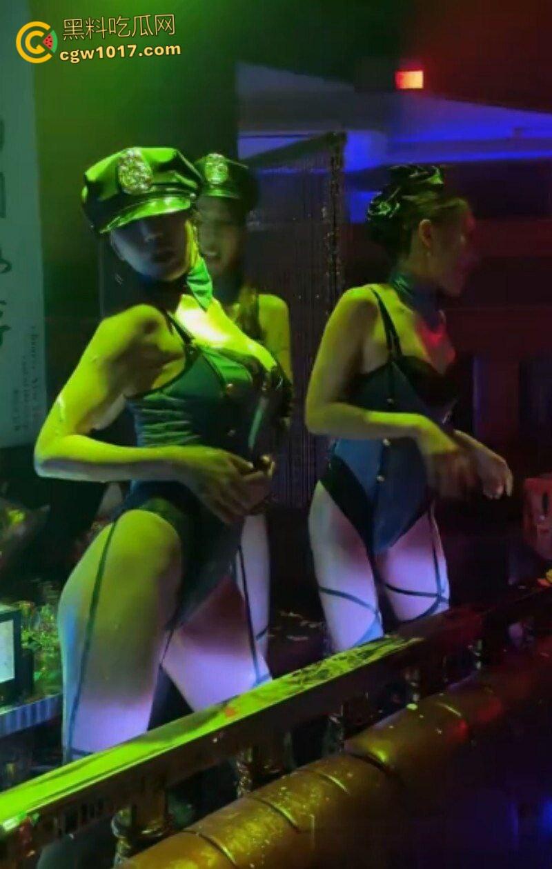 开单狗推酒吧狂爆金币,极品身材性感美女香槟湿身热舞,黑丝翘臀性感诱人,尺度炸裂到极致!