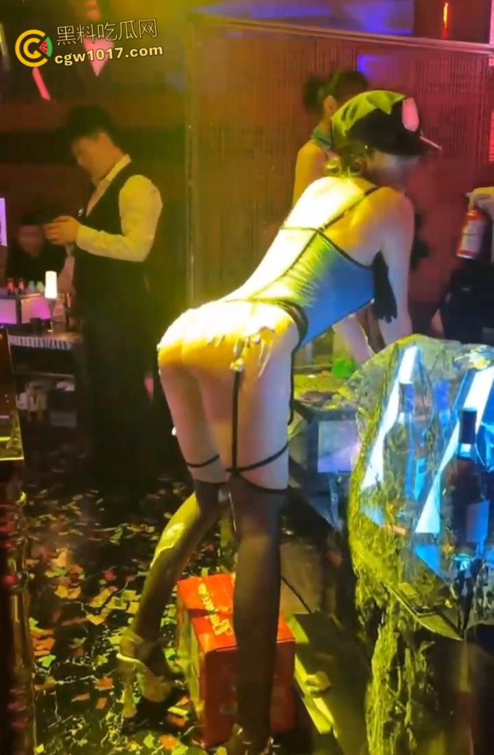 开单狗推酒吧狂爆金币,极品身材性感美女香槟湿身热舞,黑丝翘臀性感诱人,尺度炸裂到极致!