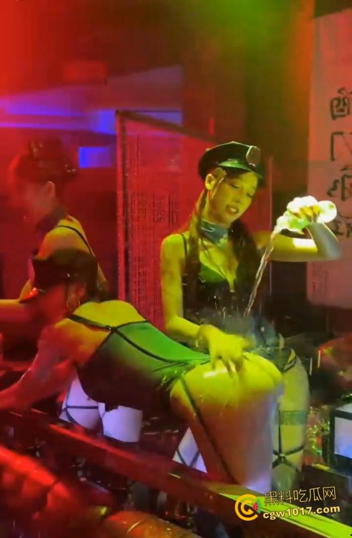 开单狗推酒吧狂爆金币,极品身材性感美女香槟湿身热舞,黑丝翘臀性感诱人,尺度炸裂到极致!