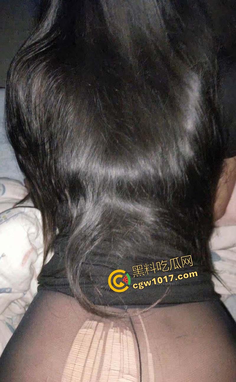 年轻小妈黑丝勾引,主动聊骚性感诱惑,像发了情的母狗一样主动骑乘,老爸酒醉在隔壁喊的更凶,无比刺激!