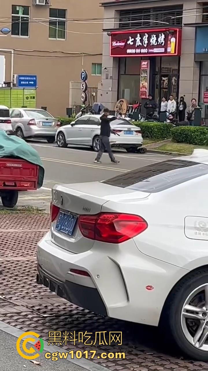 惠安男子拿把玩具枪当路霸,马路中央举起AK对过往车辆拦停,嘴里喊着执行公务,手中的枪发出音响笑死!