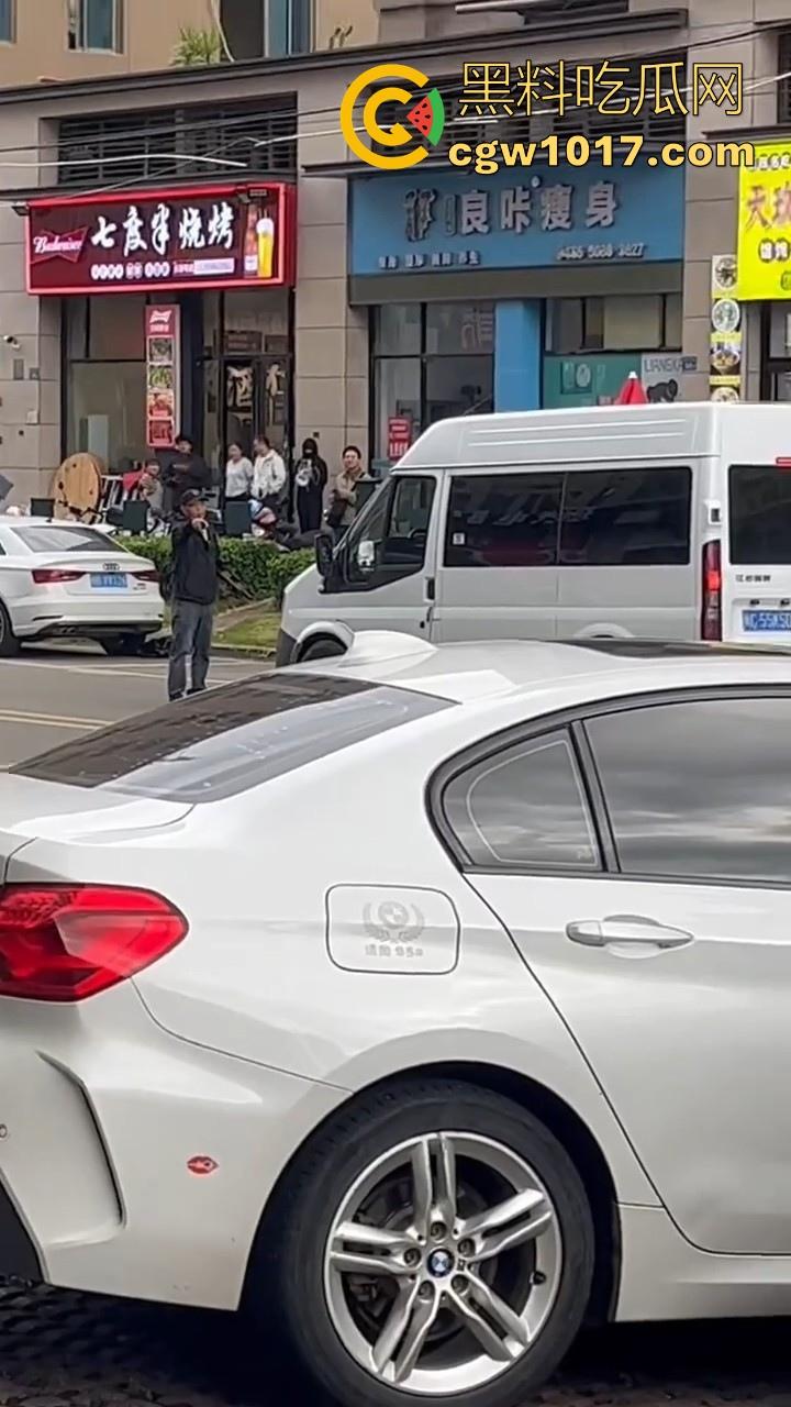 惠安男子拿把玩具枪当路霸,马路中央举起AK对过往车辆拦停,嘴里喊着执行公务,手中的枪发出音响笑死!