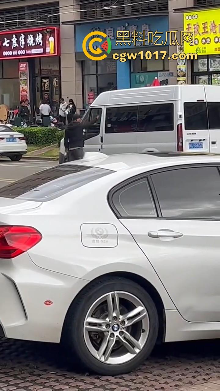 惠安男子拿把玩具枪当路霸,马路中央举起AK对过往车辆拦停,嘴里喊着执行公务,手中的枪发出音响笑死!