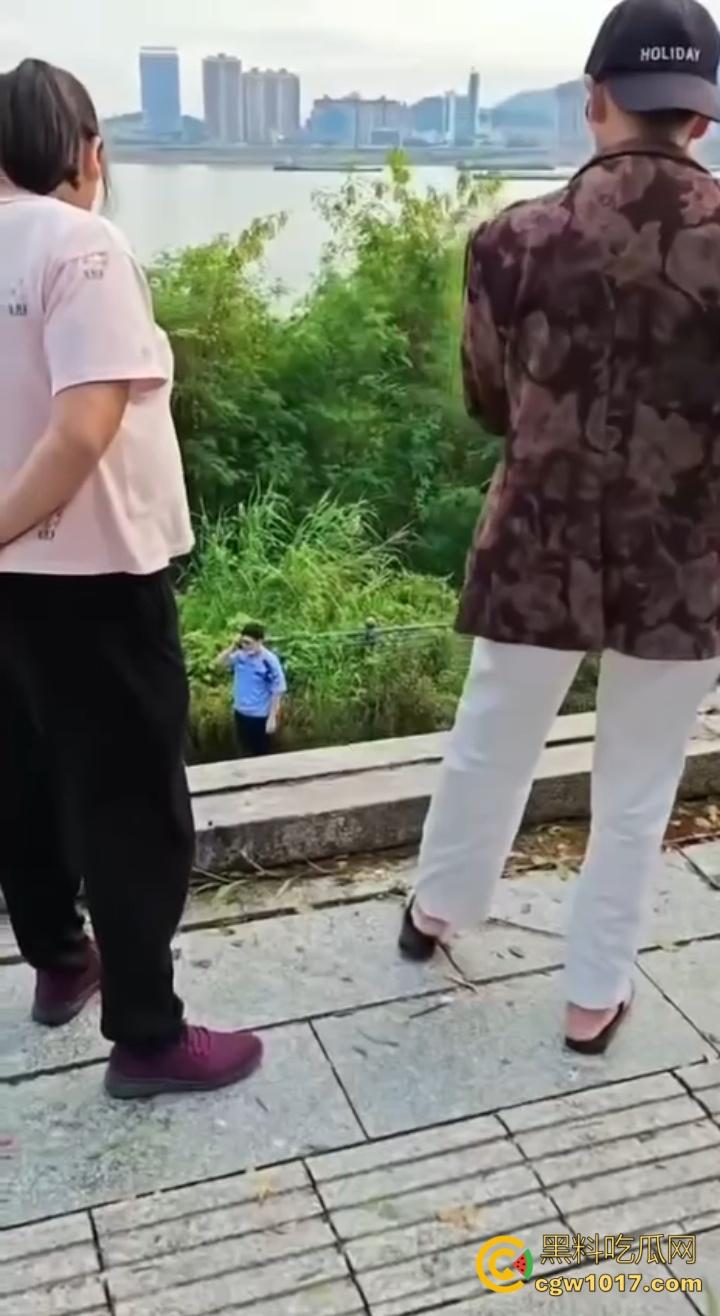 广东肇庆端州江滨堤,长发男司机疲劳驾驶,导致车辆失控开下堤坝,车辆翻滚险些酿成惨剧 !