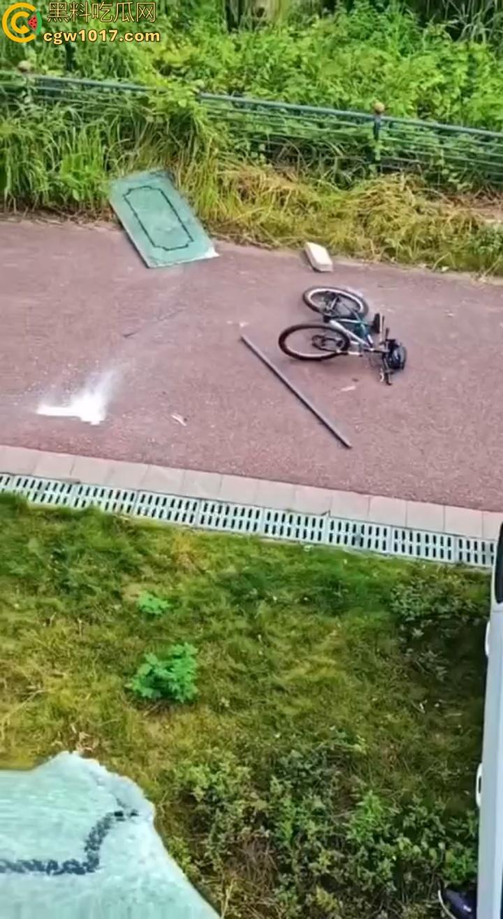 广东肇庆端州江滨堤,长发男司机疲劳驾驶,导致车辆失控开下堤坝,车辆翻滚险些酿成惨剧 !