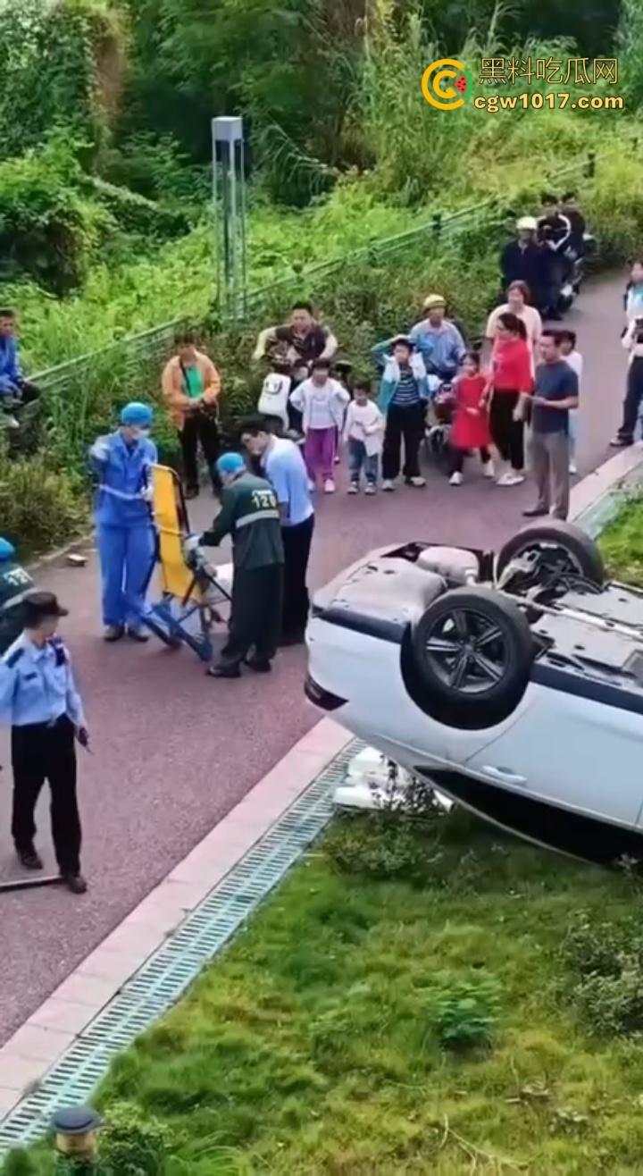 广东肇庆端州江滨堤,长发男司机疲劳驾驶,导致车辆失控开下堤坝,车辆翻滚险些酿成惨剧 !