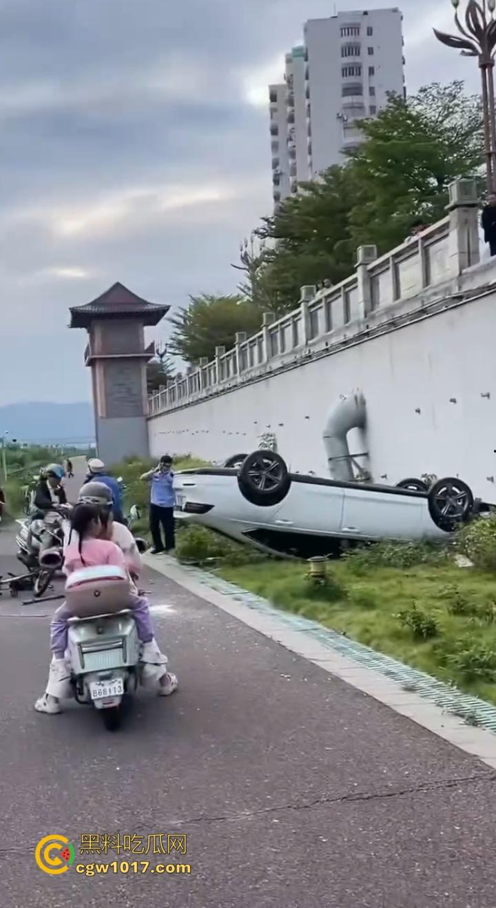 广东肇庆端州江滨堤,长发男司机疲劳驾驶,导致车辆失控开下堤坝,车辆翻滚险些酿成惨剧 !