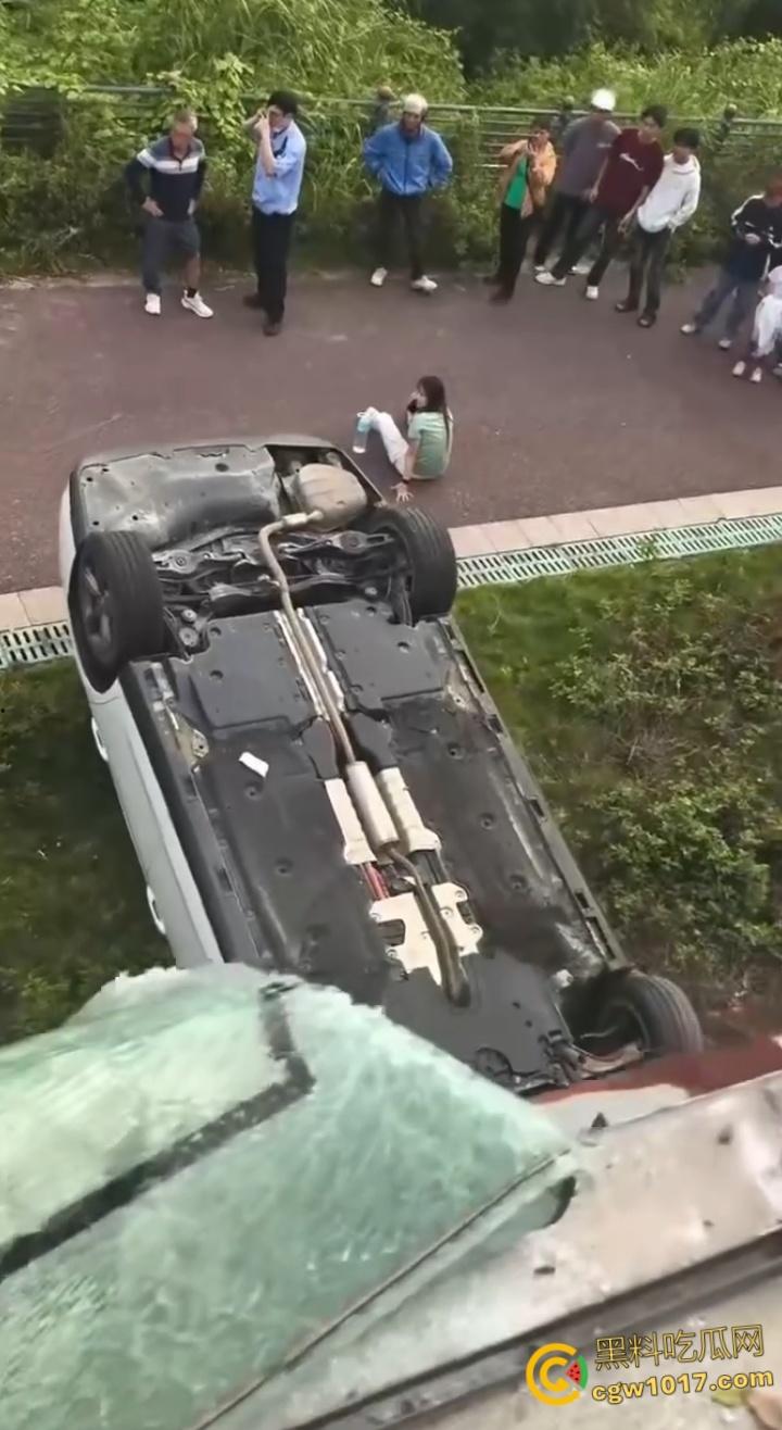 广东肇庆端州江滨堤,长发男司机疲劳驾驶,导致车辆失控开下堤坝,车辆翻滚险些酿成惨剧 !