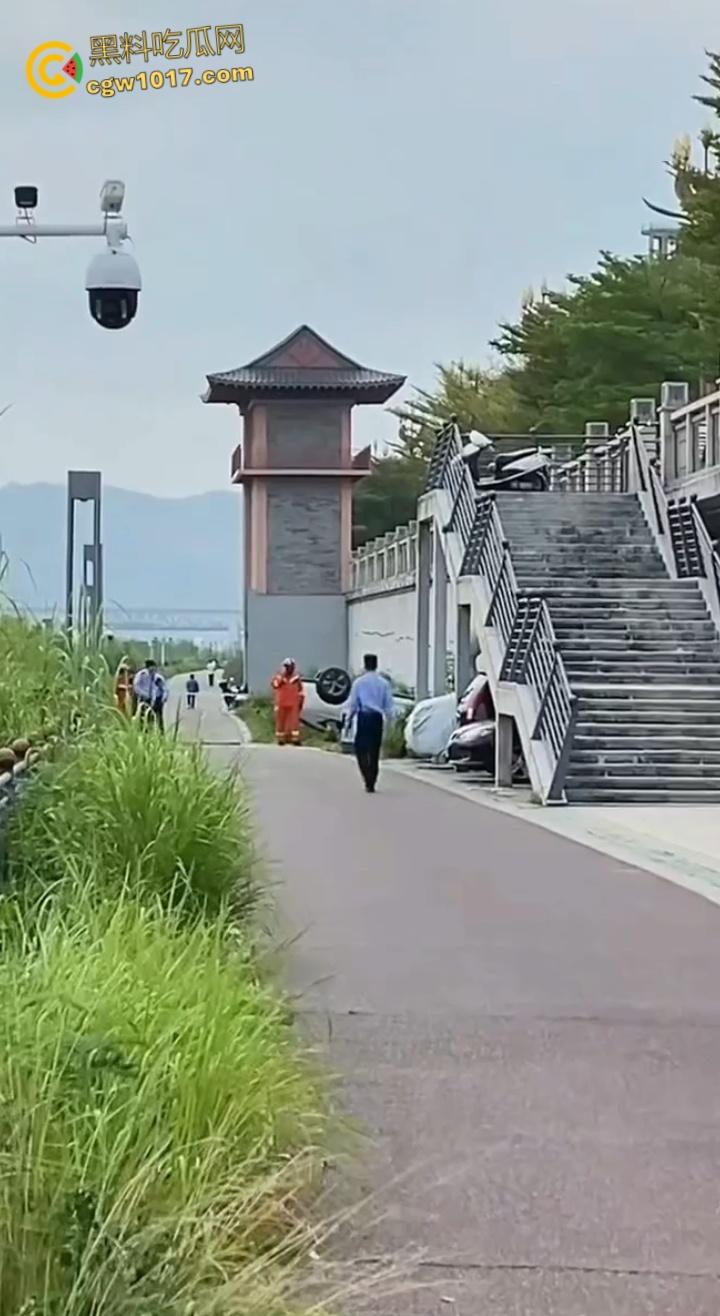 广东肇庆端州江滨堤,长发男司机疲劳驾驶,导致车辆失控开下堤坝,车辆翻滚险些酿成惨剧 !