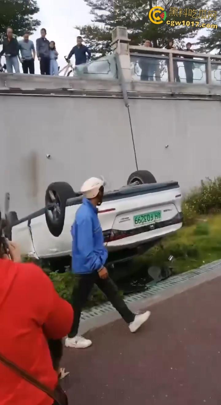 广东肇庆端州江滨堤,长发男司机疲劳驾驶,导致车辆失控开下堤坝,车辆翻滚险些酿成惨剧 !