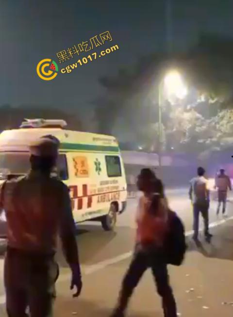 印度新德里景区爆炸震惊世人，鲜血渗透街道，8人当场死亡，惨烈火光照亮恐怖夜空，如同地狱修罗场！