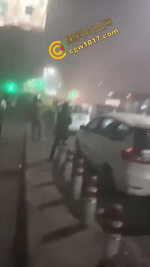 印度新德里景区爆炸震惊世人,鲜血渗透街道,8人当场死亡,惨烈火光照亮恐怖夜空,如同地狱修罗场!