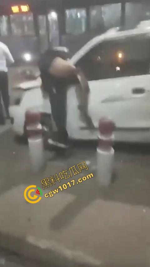 印度新德里景区爆炸震惊世人,鲜血渗透街道,8人当场死亡,惨烈火光照亮恐怖夜空,如同地狱修罗场!