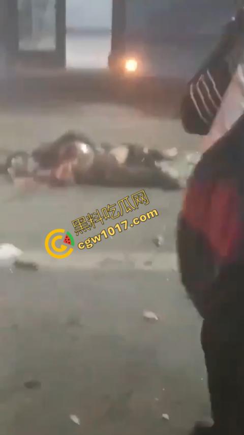 印度新德里景区爆炸震惊世人,鲜血渗透街道,8人当场死亡,惨烈火光照亮恐怖夜空,如同地狱修罗场!