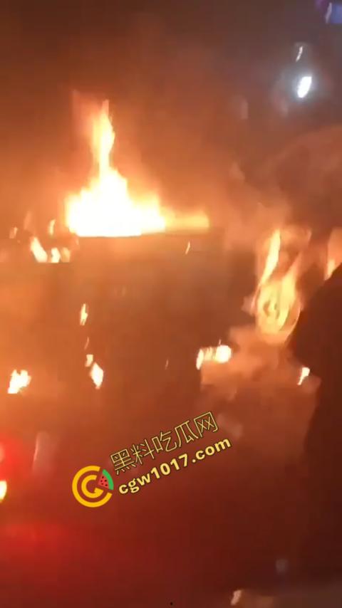印度新德里景区爆炸震惊世人,鲜血渗透街道,8人当场死亡,惨烈火光照亮恐怖夜空,如同地狱修罗场!