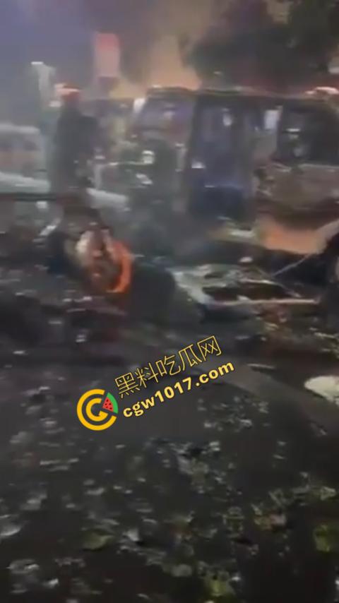 印度新德里景区爆炸震惊世人,鲜血渗透街道,8人当场死亡,惨烈火光照亮恐怖夜空,如同地狱修罗场!