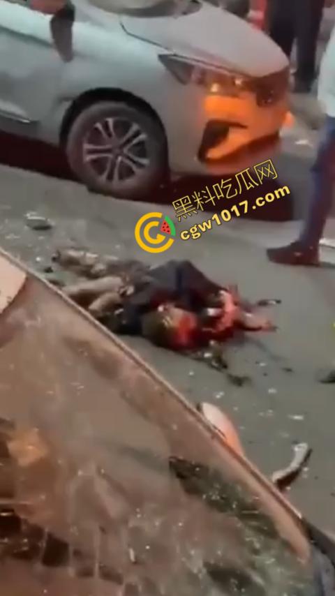 印度新德里景区爆炸震惊世人,鲜血渗透街道,8人当场死亡,惨烈火光照亮恐怖夜空,如同地狱修罗场!