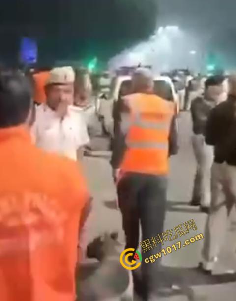 印度新德里景区爆炸震惊世人,鲜血渗透街道,8人当场死亡,惨烈火光照亮恐怖夜空,如同地狱修罗场!