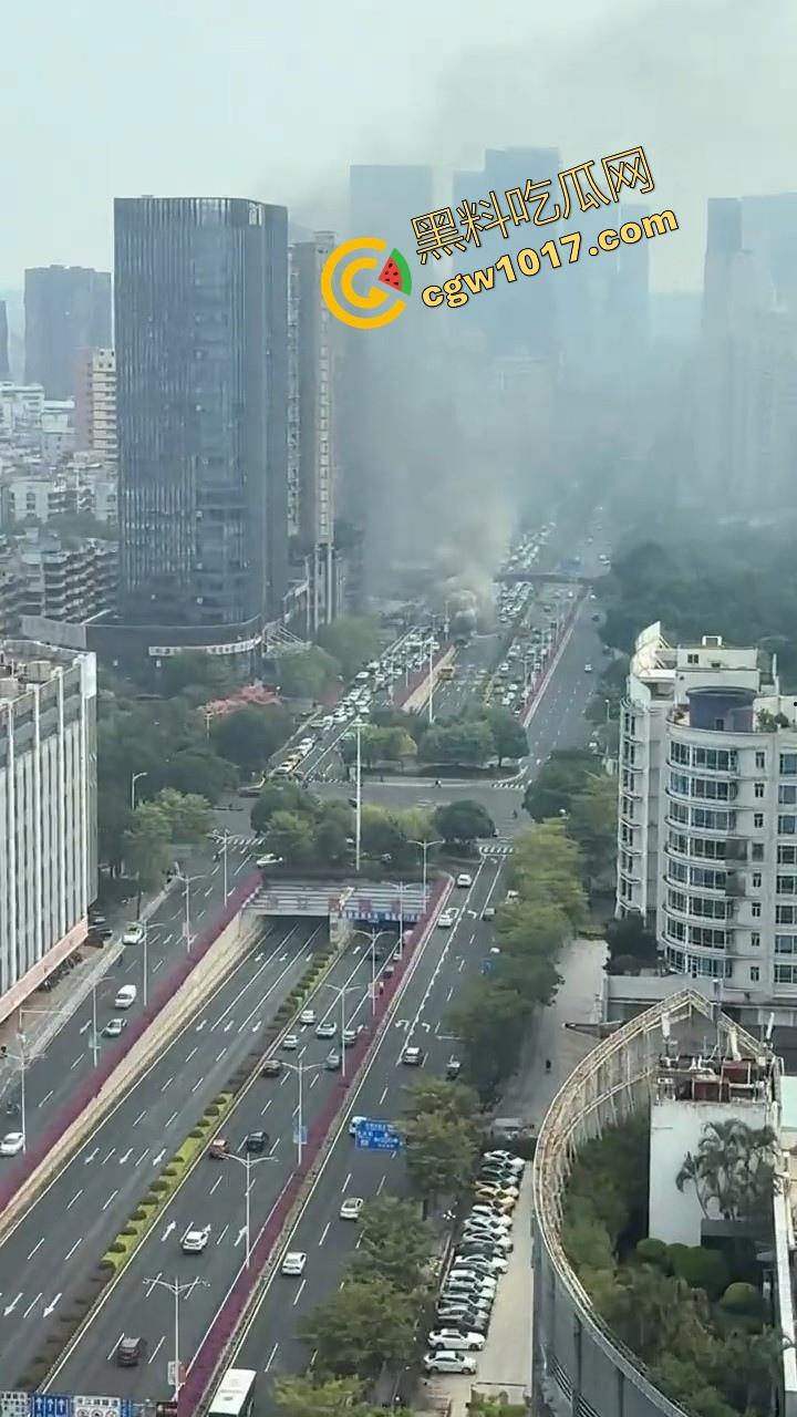 广东佛山季华园隧道口公交车发生自燃，现场浓烟滚滚，火势极其的大，具体自燃原因还待查明！