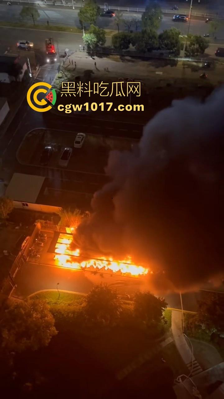 广东韶关碧桂园天玺湾,电动车充电自燃着大火,又是电动车着火,不管是在路上还是停车场真得离电车远点!