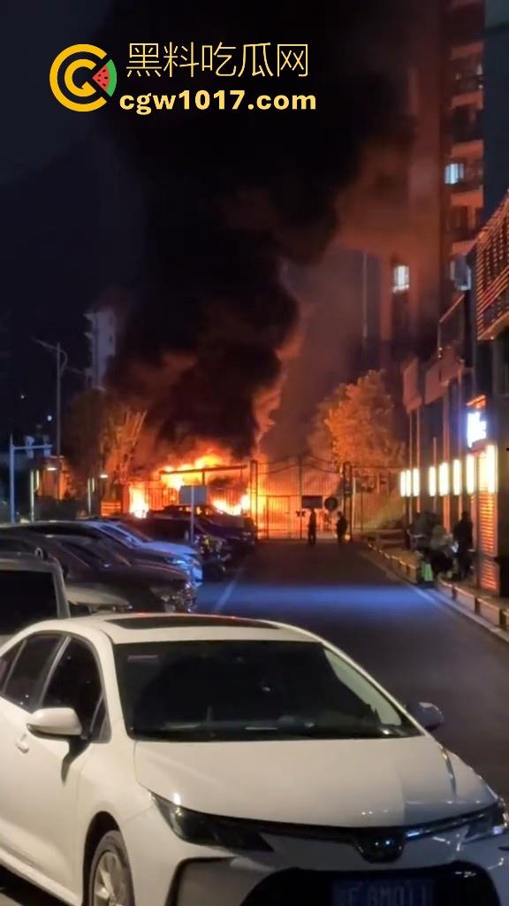 广东韶关碧桂园天玺湾,电动车充电自燃着大火,又是电动车着火,不管是在路上还是停车场真得离电车远点!