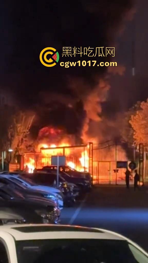 广东韶关碧桂园天玺湾,电动车充电自燃着大火,又是电动车着火,不管是在路上还是停车场真得离电车远点!