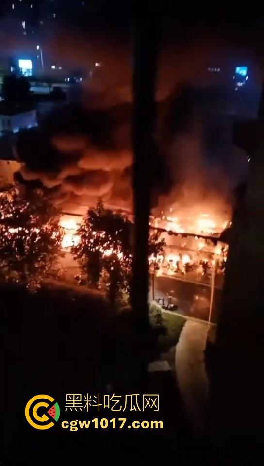 广东韶关碧桂园天玺湾,电动车充电自燃着大火,又是电动车着火,不管是在路上还是停车场真得离电车远点!