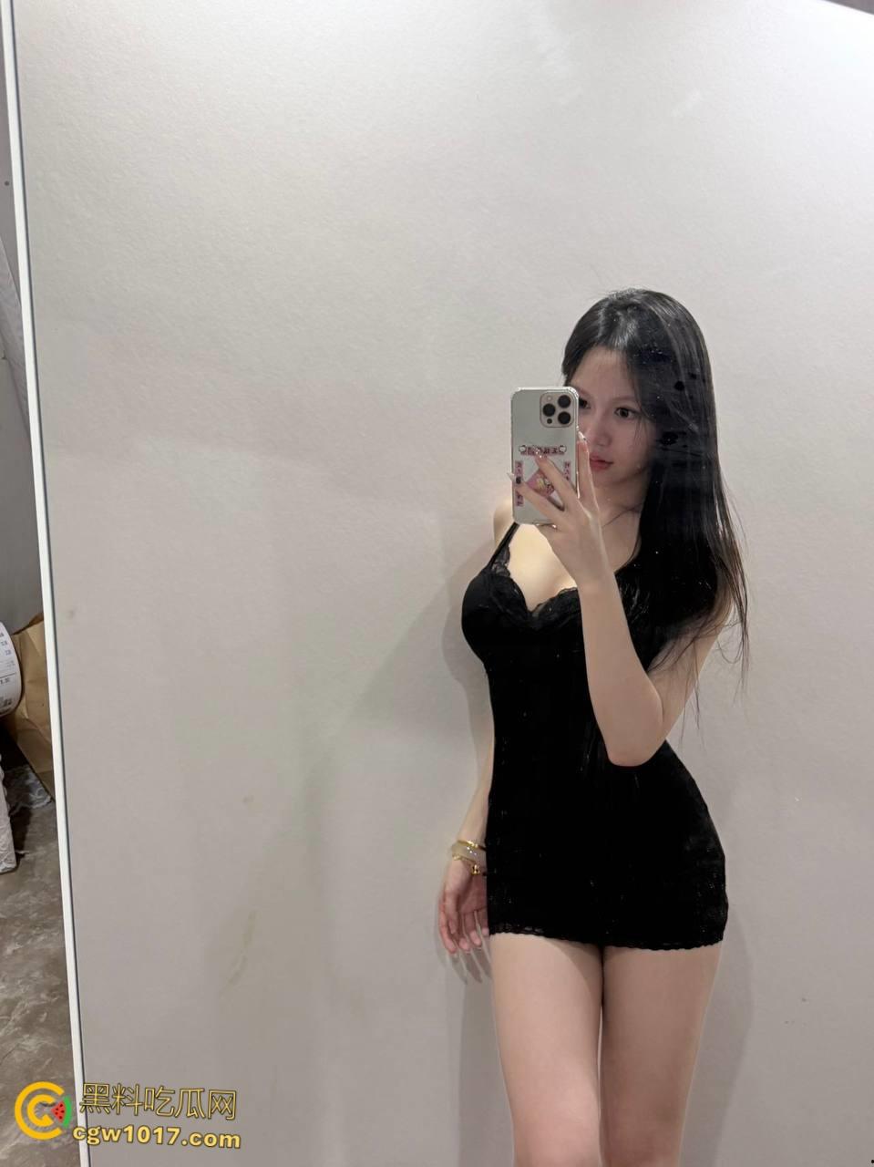 下午硬的受不了,把牛仔裤巨乳姐姐约出来,前凸后翘超长深沟,巨乳饱满主动骑乘,蜜穴在镜头前被肆意抽插!