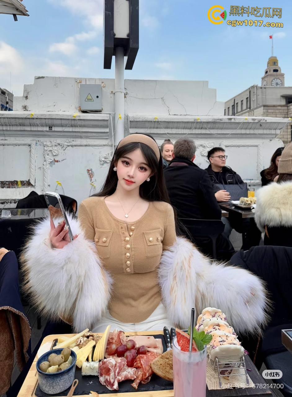 下午硬的受不了,把牛仔裤巨乳姐姐约出来,前凸后翘超长深沟,巨乳饱满主动骑乘,蜜穴在镜头前被肆意抽插!