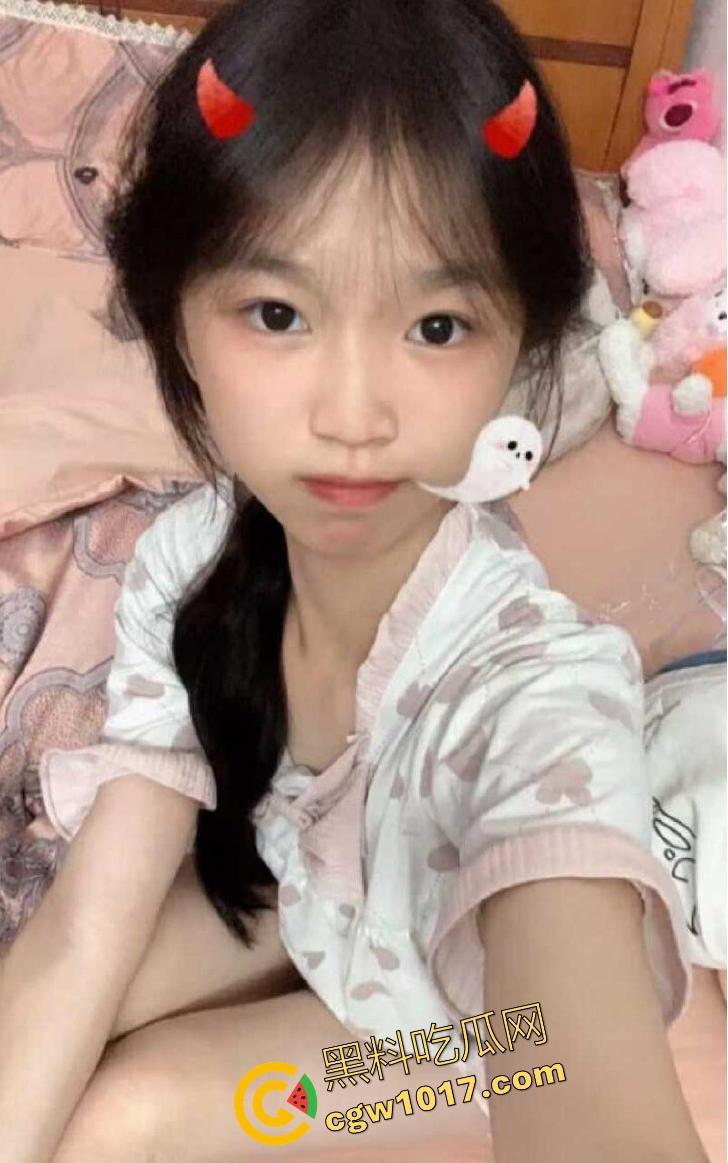 表面清纯可爱学生妹【邢可欣】长得一副人畜无害的脸,实则私下却是自慰福利姬,这小穴自插捅的,淫水泛滥!