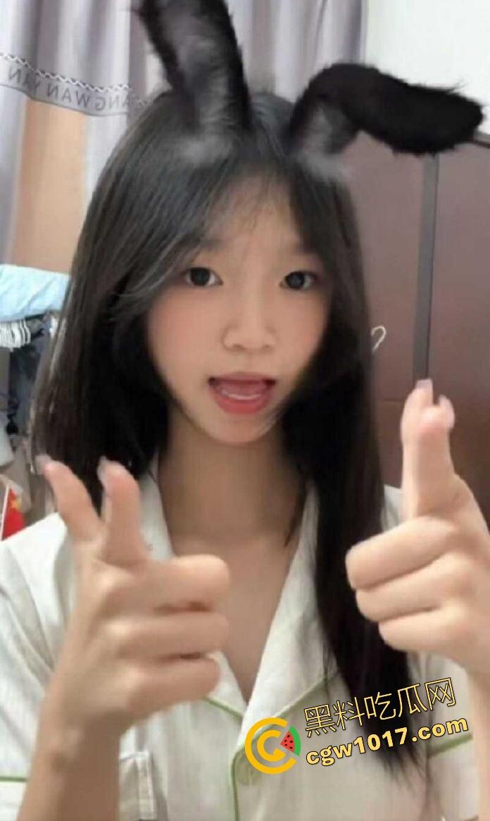 表面清纯可爱学生妹【邢可欣】长得一副人畜无害的脸,实则私下却是自慰福利姬,这小穴自插捅的,淫水泛滥!