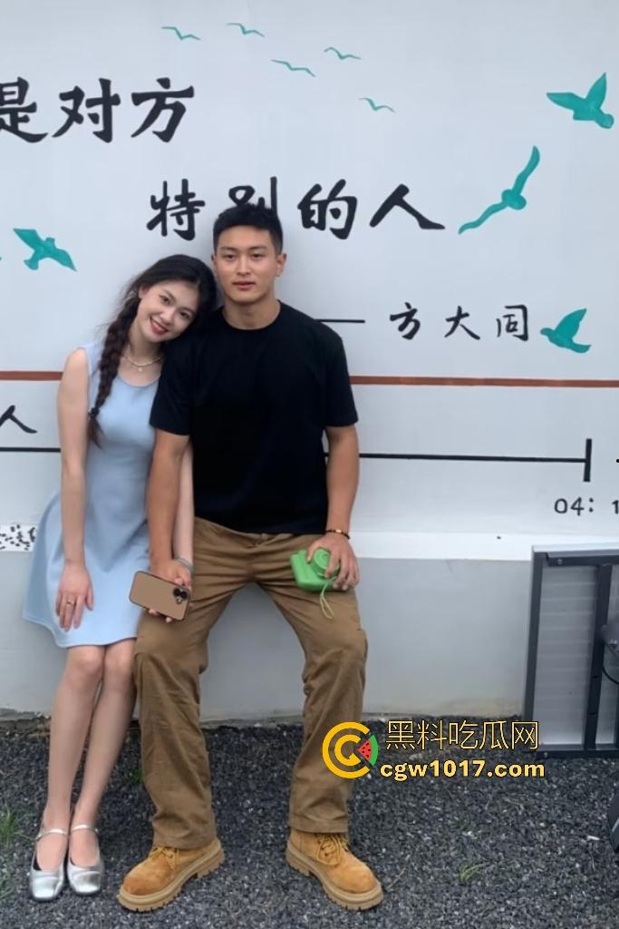 从白天到黑夜,4号楼教学楼户外石椅,校园男女搔痒难耐,穿开裆裤疯狂骑乘!书扔地上,奶子握在手里!