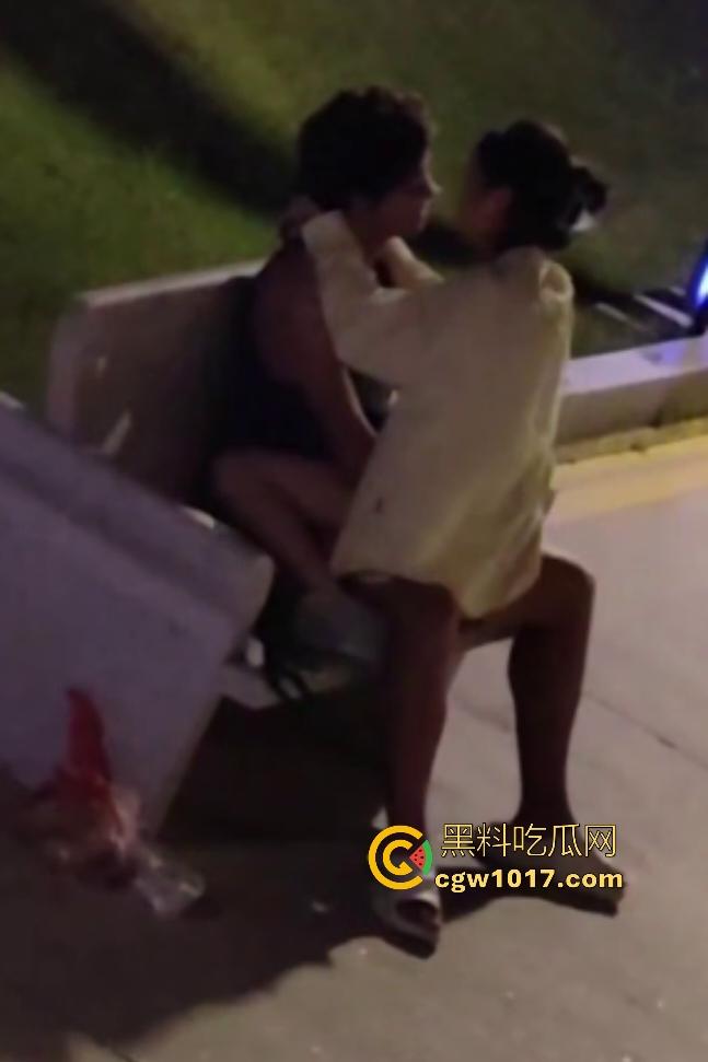 从白天到黑夜,4号楼教学楼户外石椅,校园男女搔痒难耐,穿开裆裤疯狂骑乘!书扔地上,奶子握在手里!