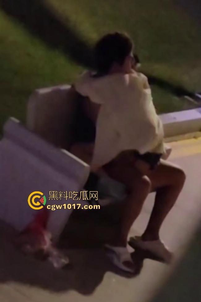 从白天到黑夜,4号楼教学楼户外石椅,校园男女搔痒难耐,穿开裆裤疯狂骑乘!书扔地上,奶子握在手里!