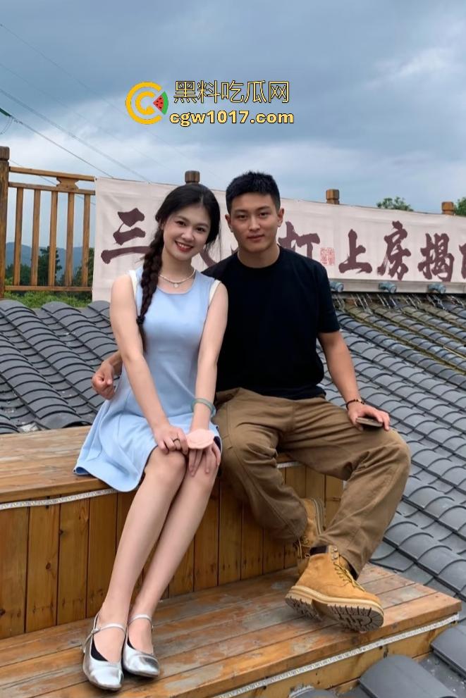 从白天到黑夜,4号楼教学楼户外石椅,校园男女搔痒难耐,穿开裆裤疯狂骑乘!书扔地上,奶子握在手里!