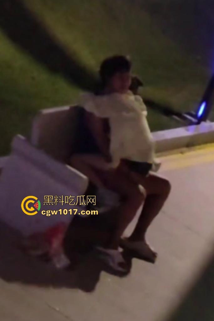 从白天到黑夜,4号楼教学楼户外石椅,校园男女搔痒难耐,穿开裆裤疯狂骑乘!书扔地上,奶子握在手里!